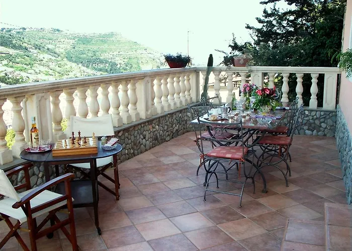 La Tana Del Tasso Bed and Breakfast Βεντιμίλια